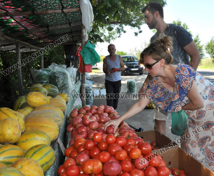 Търговци край Конуш: Голям трафик по пътя, малко продажби