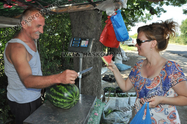 Търговци край Конуш: Голям трафик по пътя, малко продажби