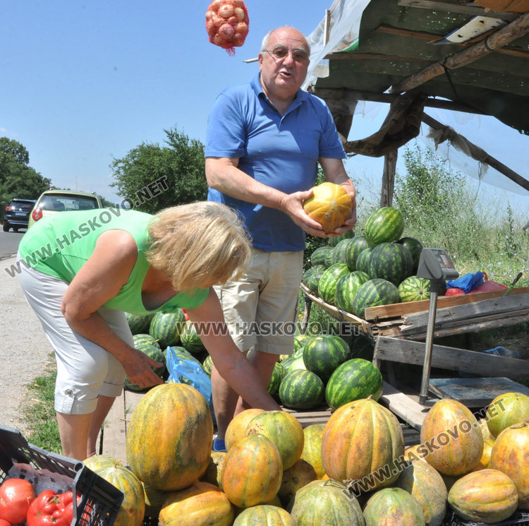 Търговци край Конуш: Голям трафик по пътя, малко продажби