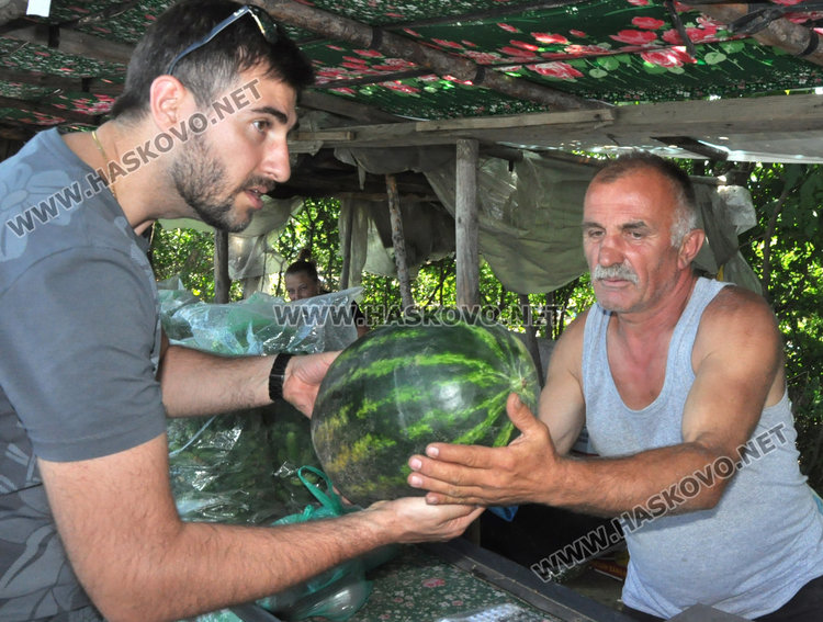 Търговци край Конуш: Голям трафик по пътя, малко продажби