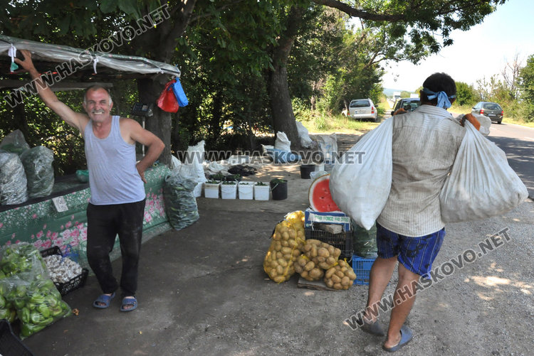 Търговци край Конуш: Голям трафик по пътя, малко продажби