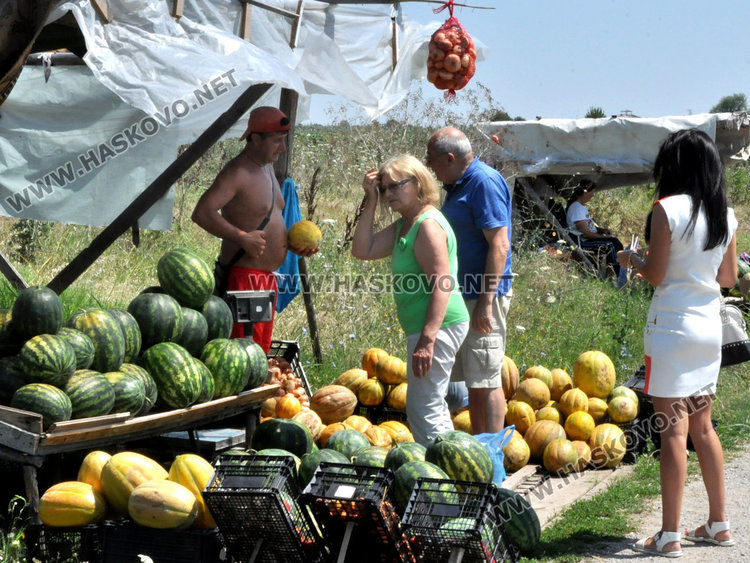 Търговци край Конуш: Голям трафик по пътя, малко продажби