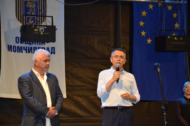 10 000 пяха с Николина Чакърдъкова и Азис в Момчилград