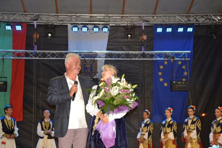 10 000 пяха с Николина Чакърдъкова и Азис в Момчилград