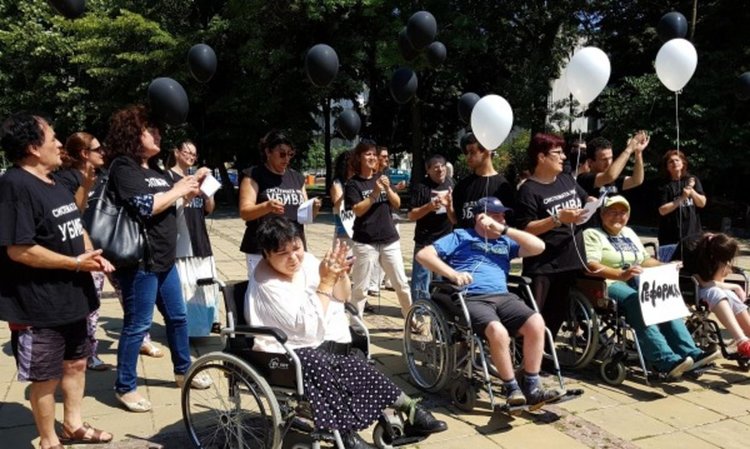 Община Димитровград приема кандидати за лична помощ и за асистенти