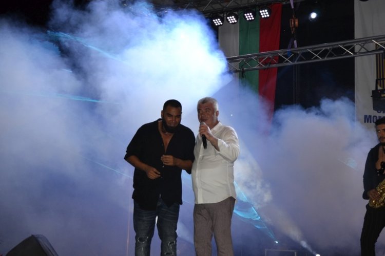 10 000 пяха с Николина Чакърдъкова и Азис в Момчилград