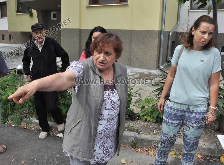 Теодора Николова (вдясно)