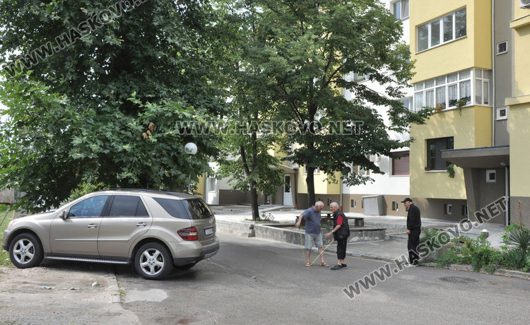 Вдигат 5-етажна кооперация в "Куба", съседите протестират заради липса на паркоместа