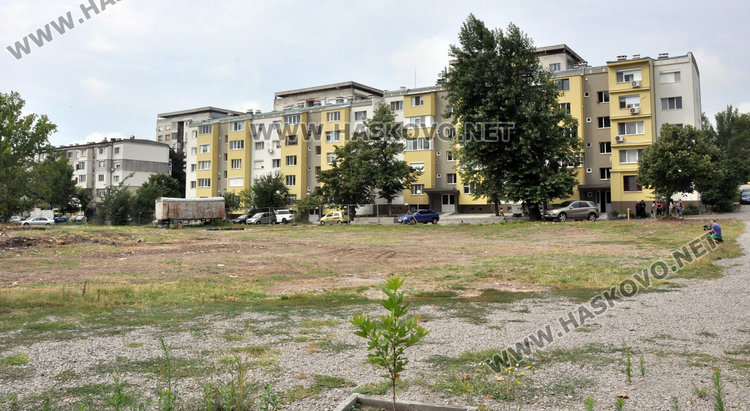 Вдигат 5-етажна кооперация в "Куба", съседите протестират заради липса на паркоместа