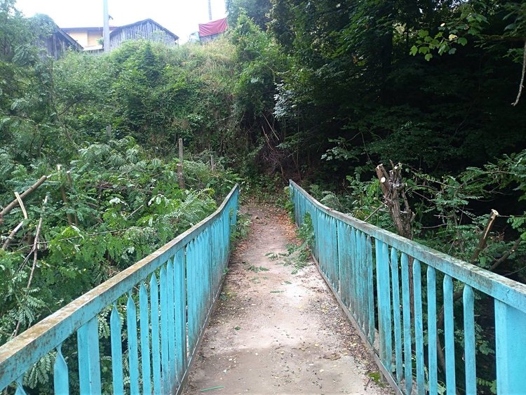 Един от мостовете в Смилян, личи, че по мостчето е минала шестгодишната чаровница