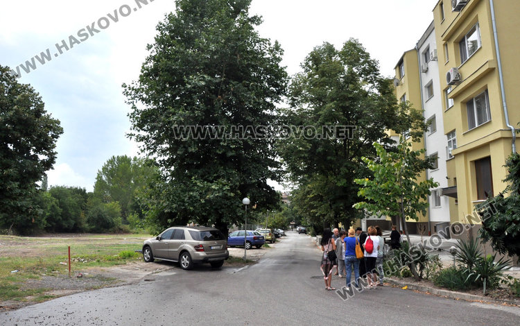 Вдигат 5-етажна кооперация в "Куба", съседите протестират заради липса на паркоместа