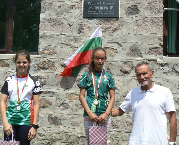 Състезатели на "Компас" с призови места в четири състезания в Родопите
