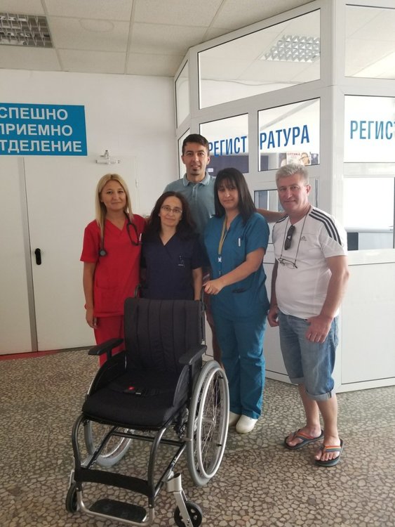Дариха инвалидна количка за Спешното отделение на болницата