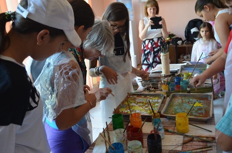 Анжела Минкова посвети първомайци в техниката ебру