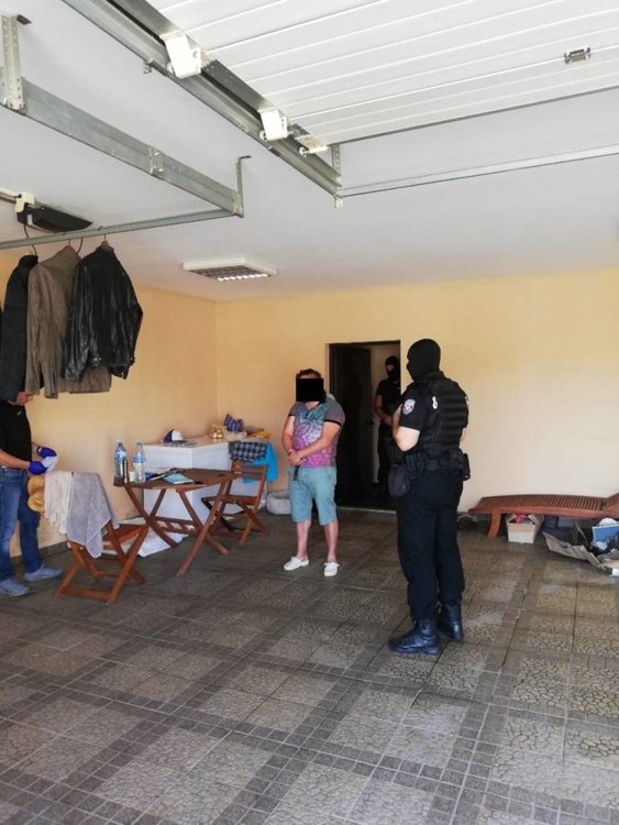 Арести на ОПГ за разпространение на марихуана на едро, иззети автоматично оръжие и пари