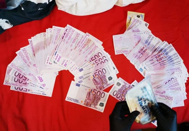 Арести на ОПГ за разпространение на марихуана на едро, иззети автоматично оръжие и пари