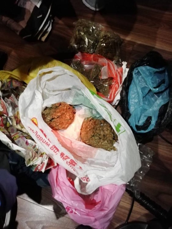 Арести на ОПГ за разпространение на марихуана на едро, иззети автоматично оръжие и пари