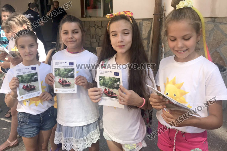 Младите огнеборци от Хасково показаха професията на деца от лятната занималня