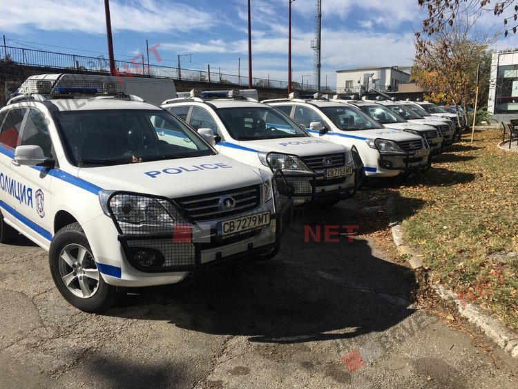 Тийнейджър скача на полицай при проверка за дрога