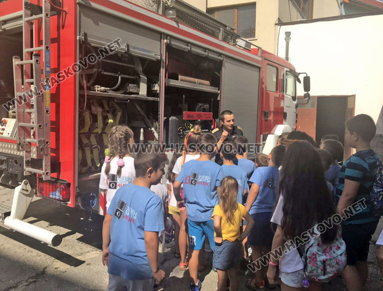 Младите огнеборци от Хасково показаха професията на деца от лятната занималня