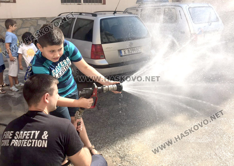 Младите огнеборци от Хасково показаха професията на деца от лятната занималня