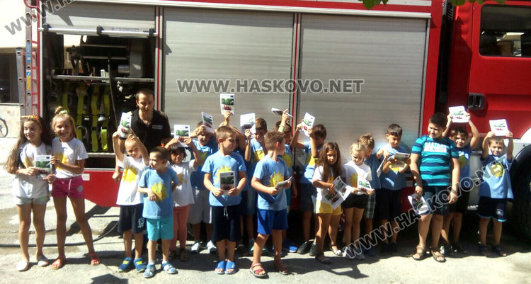 Младите огнеборци от Хасково показаха професията на деца от лятната занималня