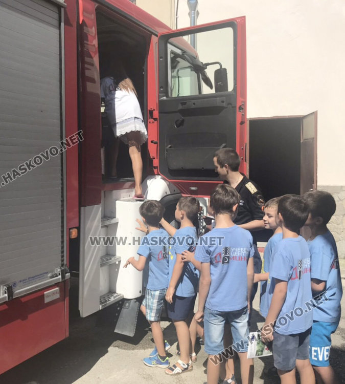 Младите огнеборци от Хасково показаха професията на деца от лятната занималня