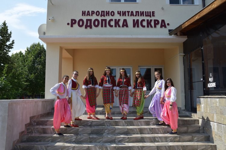 Изселническа организация дари народни носии на самодейци от Ардино