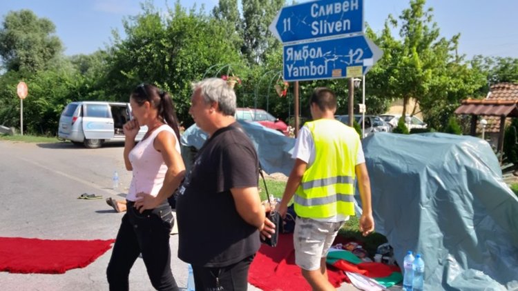 Села в софийско и ямболско протестират срещу унищожаването на прасета