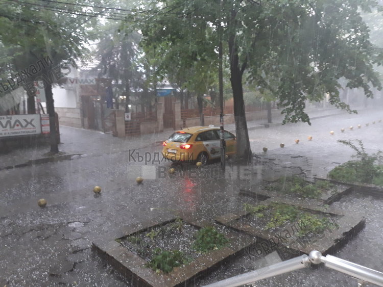 Градушка с големината на лешник удари Кърджали току що