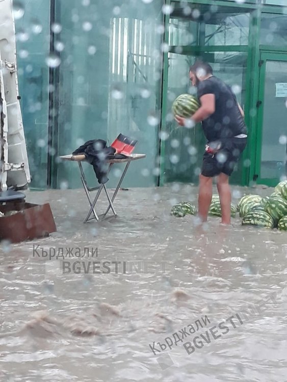 Небето над Кърджали се отвори, паднаха 60 л.на кв. метър/снимки/