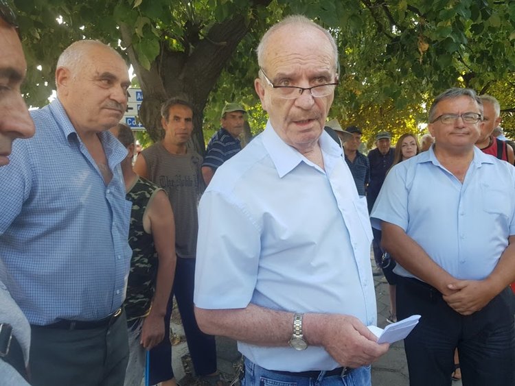 Собственици на прасета затвориха за кратко кръстовището в Дебър