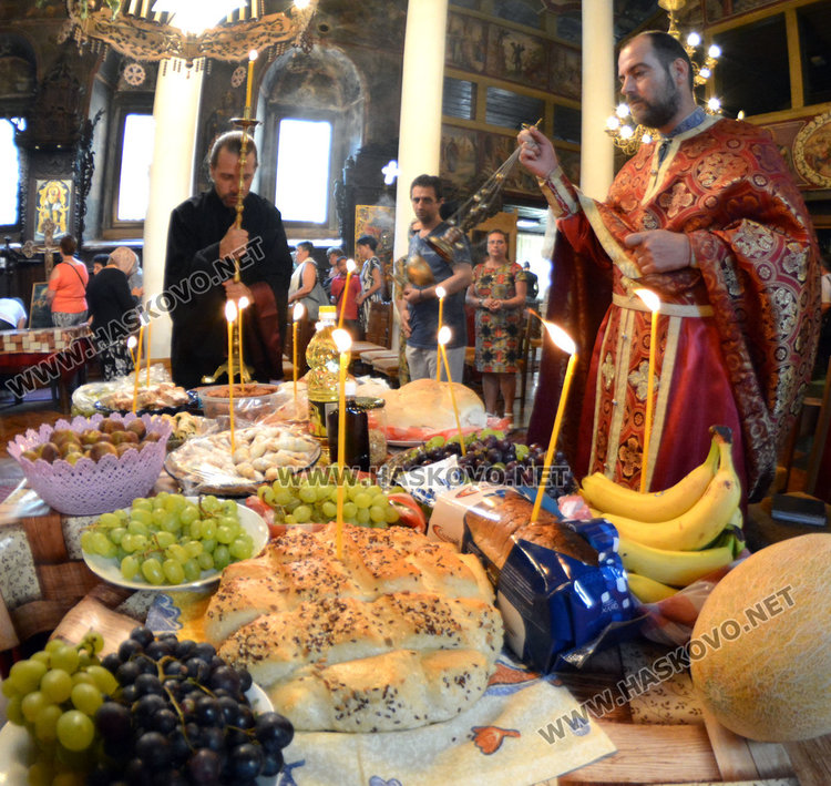 Осветиха първото грозде на Преображение Господне в Хасково