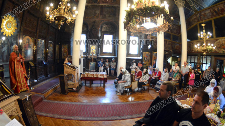 Осветиха първото грозде на Преображение Господне в Хасково