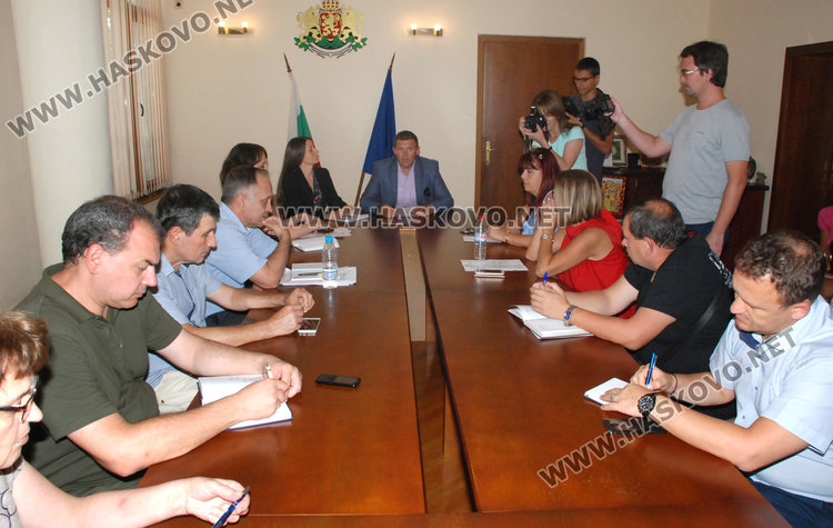 Подписки от 3 села срещу клането на прасета, започват проверки 