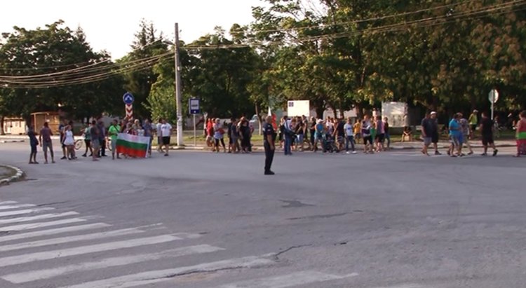 Собственици на прасета затвориха за кратко кръстовището в Дебър