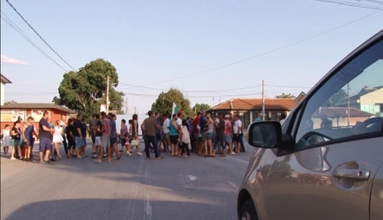 Собственици на прасета затвориха за кратко кръстовището в Дебър