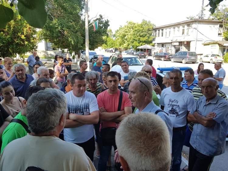 Собственици на прасета затвориха за кратко кръстовището в Дебър