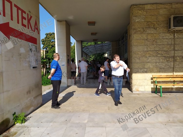 Байрамска опашка за паспорти в Кърджали