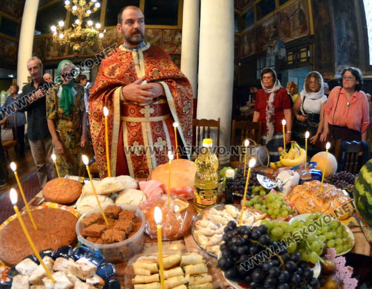 Осветиха първото грозде на Преображение Господне в Хасково