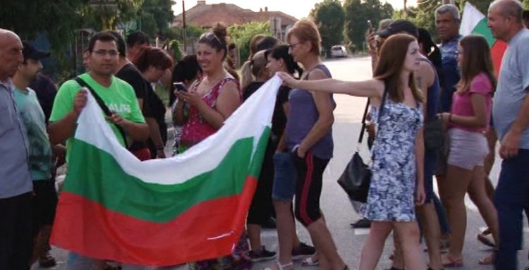 Собственици на прасета затвориха за кратко кръстовището в Дебър