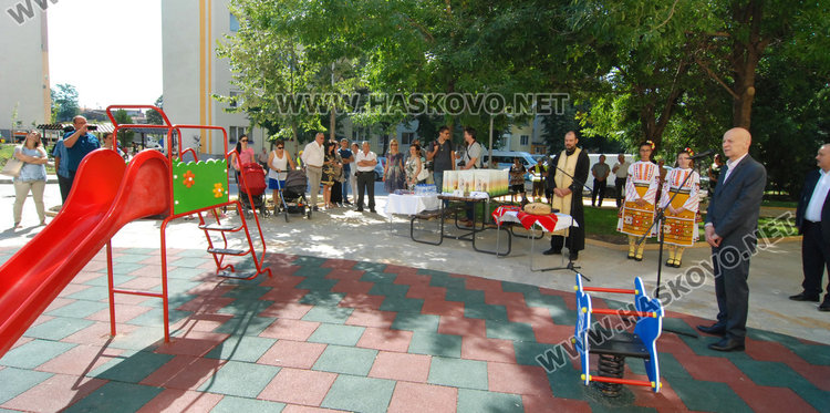 С водосвет откриха детски площадки и игрище в "Орфей"