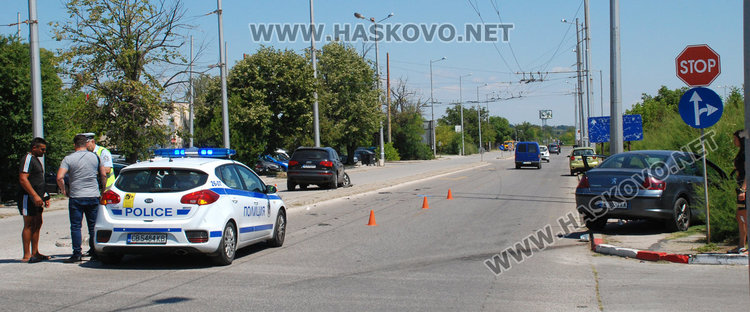 Ауди и Пежо се разбиха по булеварда след КАТ, пострада мъж