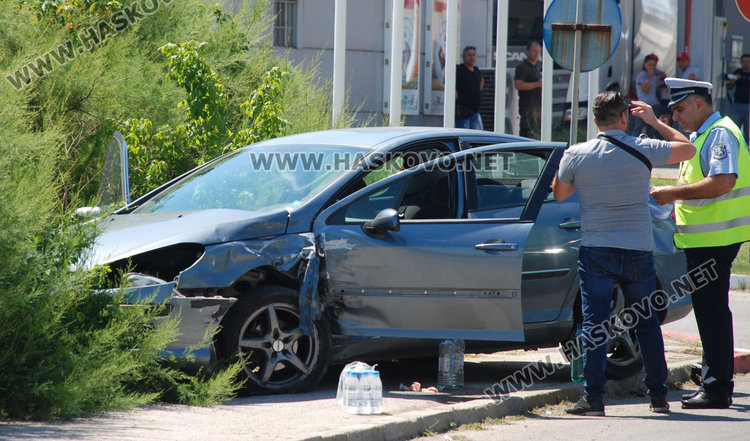 Ауди и Пежо се разбиха по булеварда след КАТ, пострада мъж