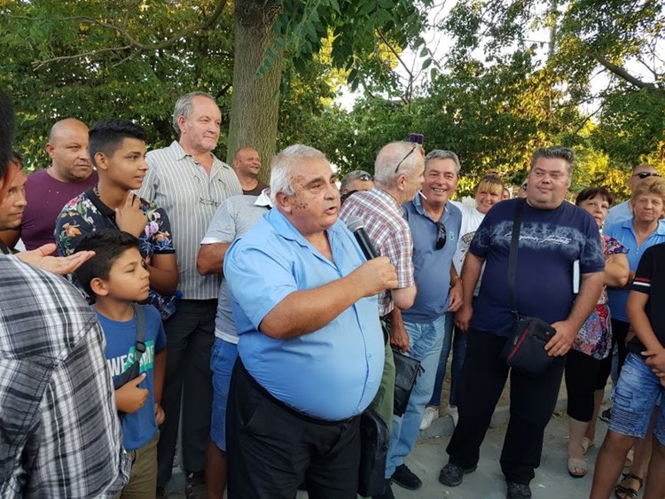 След среща с Мая Манолова недоволните свиневъди от Първомайско прекратиха протестните действия