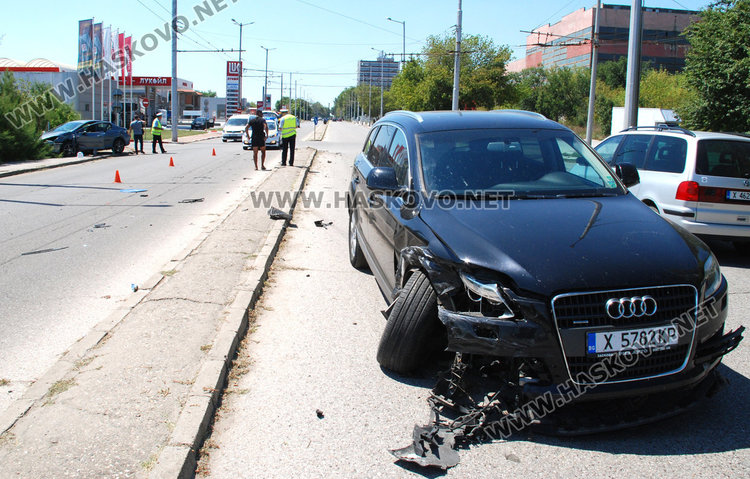 Ауди и Пежо се разбиха по булеварда след КАТ, пострада мъж