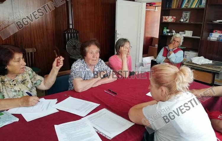 Част от хората попълват заявленията си в кметския кабинет