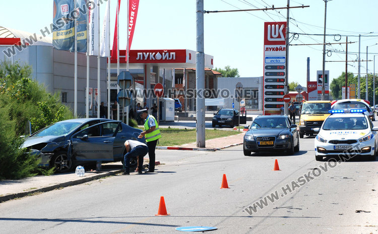 Ауди и Пежо се разбиха по булеварда след КАТ, пострада мъж