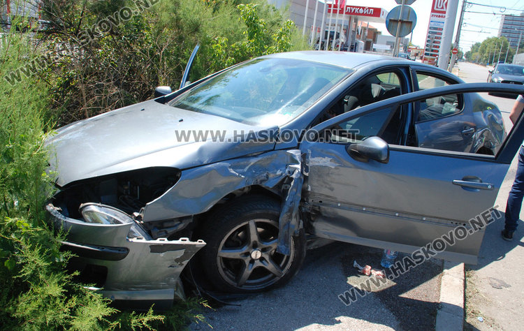 Ауди и Пежо се разбиха по булеварда след КАТ, пострада мъж