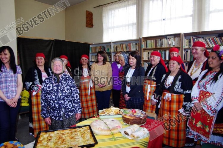 По социалната страна на проекта бабите от няколко чепеларски села се събират и приготвят невероятна трапеза за Великден